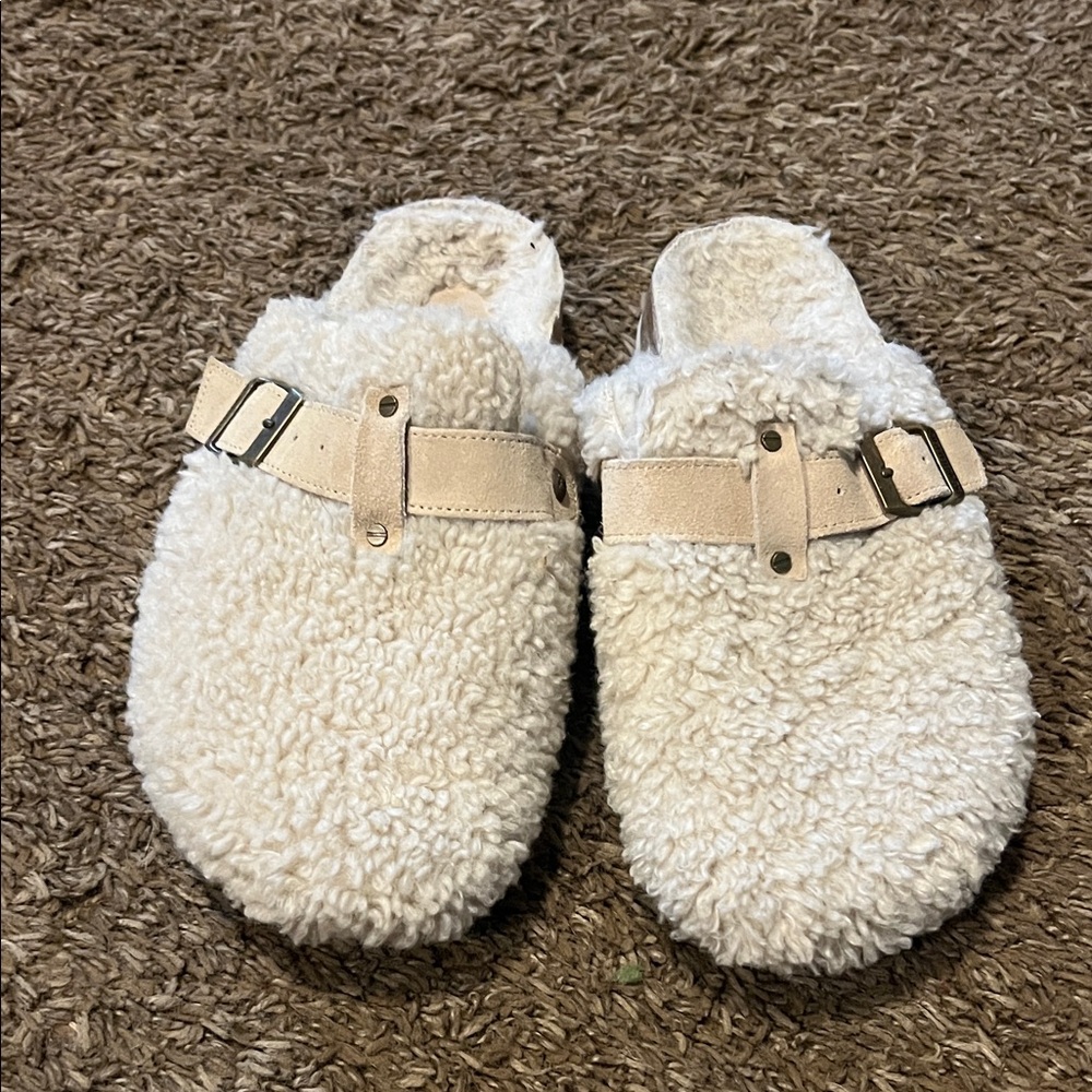 American Eagle Cozy Shearling Clogs with Buckle